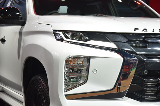 den-truoc-xe-mitsubishi-pajero-sport-2025